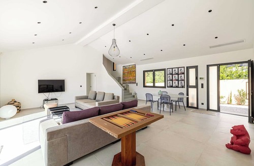 Mougins Apartment | Modern Villa with Heated Pool and Garden