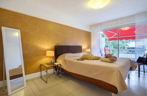 Juan-les-Pins Apartment | 4-Star 2-Bedroom Rental with Terrace, Garage, AC, 100m from Beaches