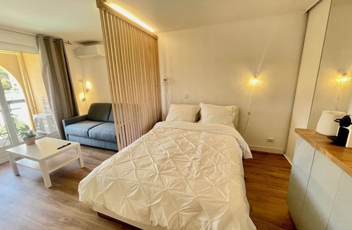 Beausoleil Condo | Charming studio in a residence with a swimming pool, tastefully decorated and offering all the comfort you need. Ideally located just steps from the Principality of Monaco and right next to a grocery store open 7 days a week.
