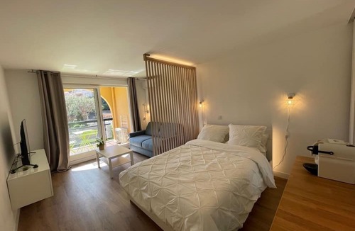 Beausoleil Condo | Charming studio in a residence with a swimming pool, tastefully decorated and offering all the comfort you need. Ideally located just steps from the Principality of Monaco and right next to a grocery store open 7 days a week.