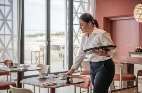 Villeneuve Loubet Beach Hotel | Marina Baie des Anges Hôtel, Curio Collection By Hilton