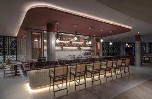 Villeneuve Loubet Beach Hotel | Marina Baie des Anges Hôtel, Curio Collection By Hilton