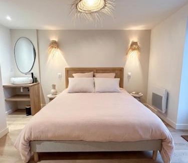 La Baule-Escoublac Villa | Villa Pacis rénovée - Face mer La Baule hyper centre -15 pers - 5 suites avec SDB -Terrasse & BBQ sous les pins