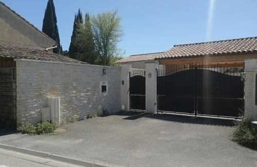 L'Isle-sur-la-Sorgue Villa | Villa Suite's Azuraquos Centre ville Piscine Parking