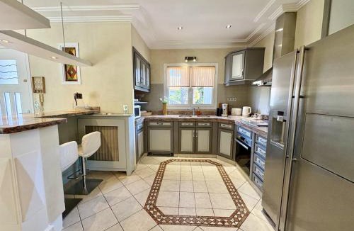 Frejus Apartment | Très bel appartement deux chambre situé en haut de villa, piscine et jardin privatifs, 2 places de parking