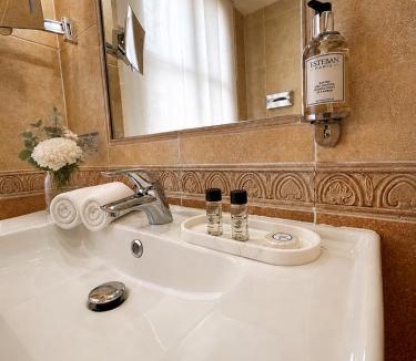 Comedie Bed & Breakfast | Hôtel D'Aragon- Place de la Comédie -