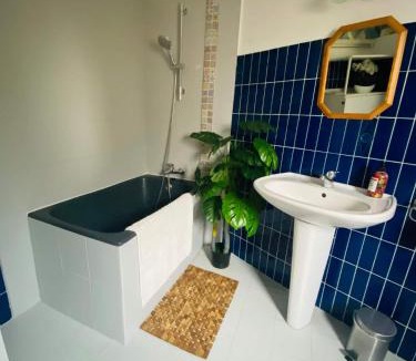 Le Barroux Apartment | Loveroom - Suite romantique avec balnéo privative- La Calade Alméla