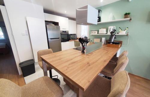 Saint-Mandrier-sur-Mer Apartment | Superbe appartement 2 chambres refait à neuf avec terrasse à Pin Rolland - A deux pas des plages