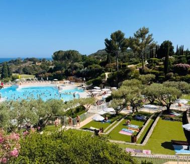 Cap Esterel Apartment | Appartement rénové rare au centre du village CAP ESTEREL chambre séparée -piscines et parking