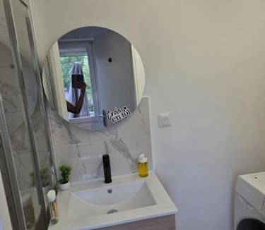 Lafourguette Apartment | Chambre 4 confort avec cuisine, salle de bain partagé