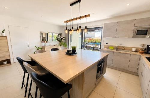 Bollene House | Villa la belle étape- Joli jardin avec piscine hors sol, climatisation dans le salon et barbecue