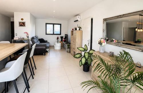 Bollene House | Villa la belle étape- Joli jardin avec piscine hors sol, climatisation dans le salon et barbecue