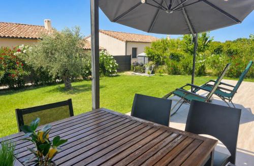 Bollene House | Villa la belle étape- Joli jardin avec piscine hors sol, climatisation dans le salon et barbecue