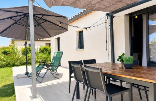 Bollene House | Villa la belle étape- Joli jardin avec piscine hors sol, climatisation dans le salon et barbecue
