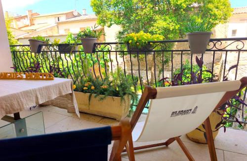 Aigues-Mortes Medieval City Bed & Breakfast | VILLA ADOYA Chambre d'hôtes Aigues-Mortes intra muros au calme climatisation réversible PISCINE WIFI ascenseur PARKING gratuit