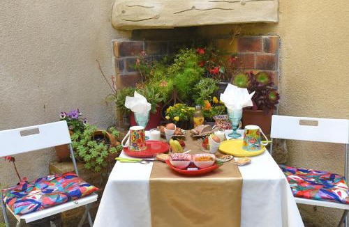Chateauneuf-du-Pape Bed & Breakfast | L'AMARILYS chambre d'hôte au coeur du village, terrasse avec vue sur le château