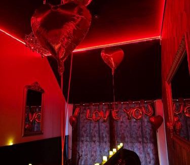 La Mure House | Suite romantique avec jaccuzzi - proche des lacs - La secrète room