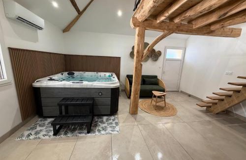 La Batie-Montgascon Bed & Breakfast | Le Domaine du Moulin Montagot