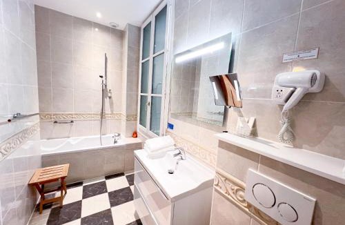 Comedie Bed & Breakfast | Hôtel D'Aragon- Place de la Comédie -