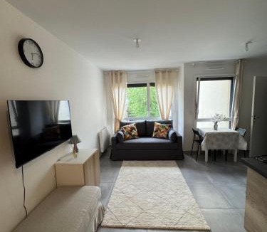 Saint-Bonnet-de-Mure Apartment | Studio Cosy Le Cocon au calme