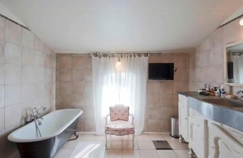Chateauneuf-du-Pape House | Villa With Pool In Châteauneuf-Du-Pape