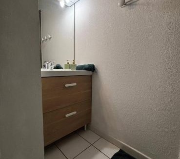 Saint-Saturnin-les-Avignon Apartment | Villa Tia - Maisonnette - 2 chb - 2 sdb - CLIM- piscines - bord de lac -