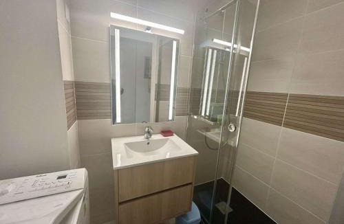 Frejus Plage Apartment | Studio cabine bord de mer, 4 pers, terrasse, rés. calme - FR-1-226A-57