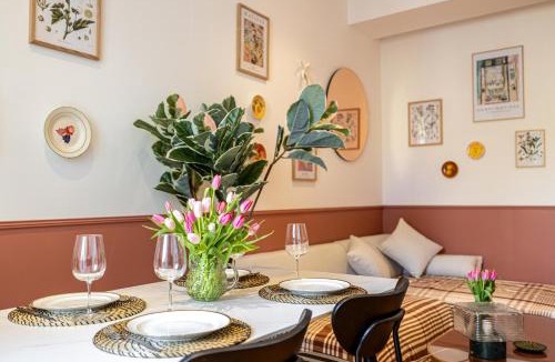 Carre d'Or Apartment | New! Remodeled Appartement in the Heart of Nice, Beach 3 min, 2BR, AC, Elevator, Amazing little terrace, Best Location!