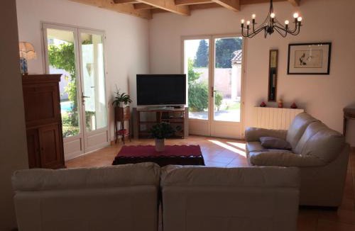Mouries Villa | nice home rental in the hearth of the village mouriès, in the natural park of the alpilles