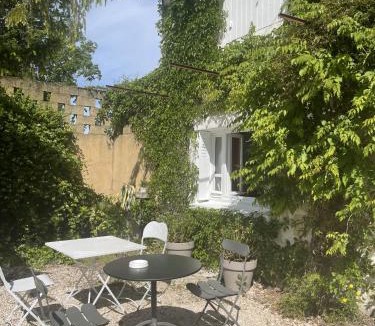 Roquemaure Apartment | Appt 2 pieces dans Mas provençal