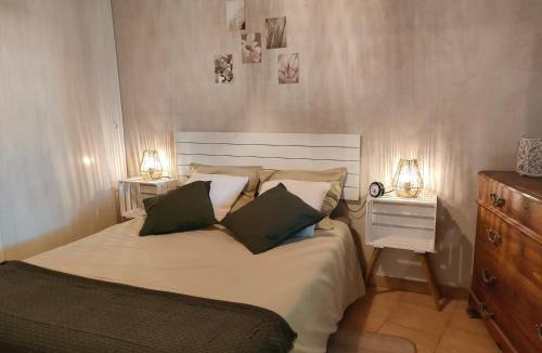 Le Barroux Apartment | La maison d'Yvette - Gîte avec piscine, terrasse privée et vue