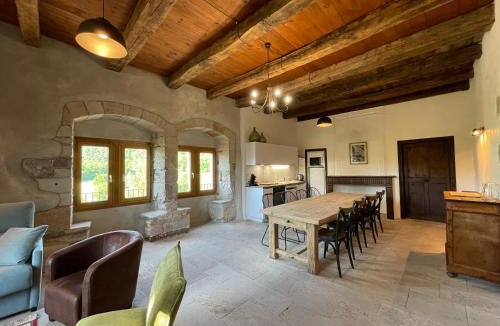 Marnhagues-et-Latour Apartment | Chateau de Latour sur Sorgue