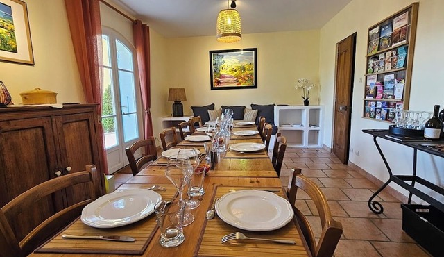 Maison d'hôtes La Ramade, 5 chambres et table d'hôtes en Provence (12 pers)