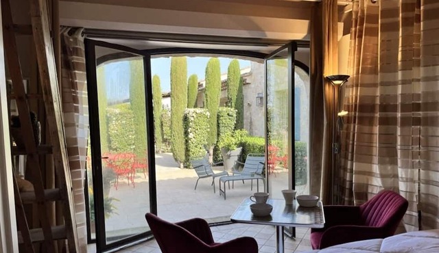 Cosy retreat in Eygalieres with artist studio. Walking distance to the village