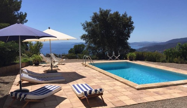 Grande Villa 12 Personnes Avec Piscine. Vue mer à 180° à 15km de Saint-tropez