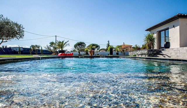 Between Alpilles and Camargue, exceptional villa with A/C near Arles. in Arles