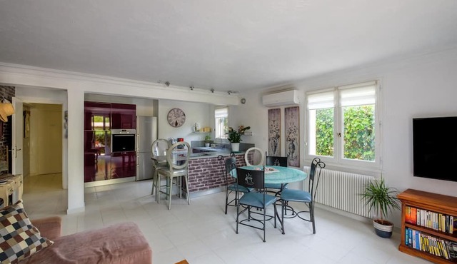 Apartment 'Le Mas Des Pins' with Mountain View, Wi-Fi and Air Conditioning