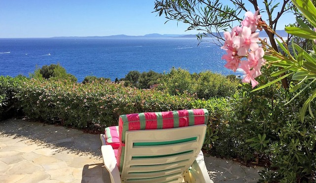 Charming cottage with a spectacular sea view and shared swimming pool