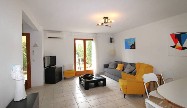 Cottage for 8 people in a private residence with a pool in Carqueiranne