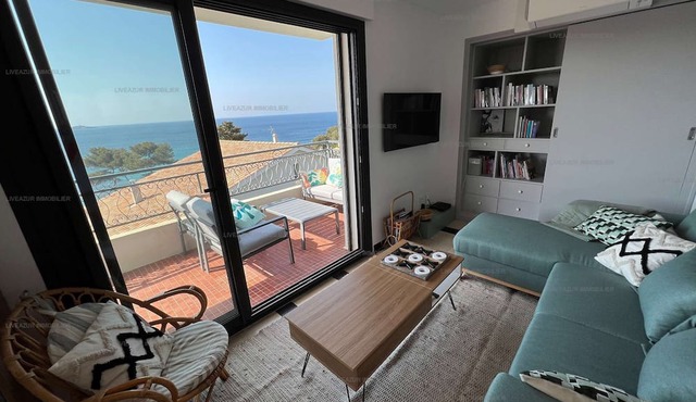 Sea view apartment with terrace facing Portissol beach for 6
