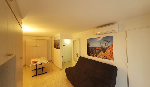 FREJUS Plage La Miougrano Air-conditioned studio of 29 m2 for 2 adults and 2 children, swimming pool, high speed WIFI and parking