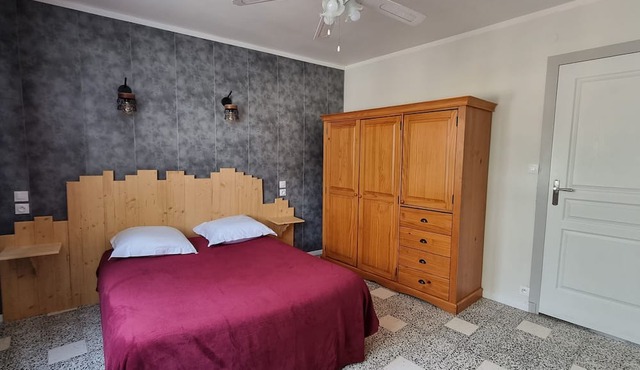 SPACIOUS, CLEAN, COMFORTABLE APARTMENT CLOSE TO TOWN CENTER