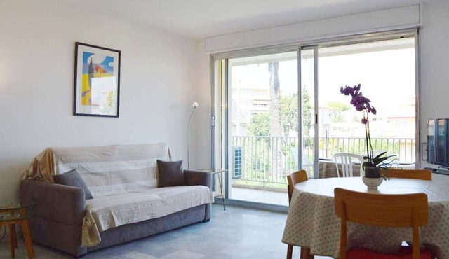 Charming 1-BR Apt in Antibes with Balcony, Near Beach