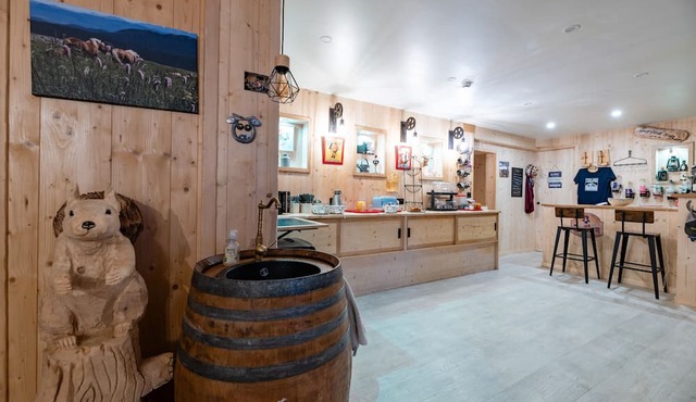 Gîte 'Les Carlines' with Mountain View, Shared Terrace and Wi-Fi