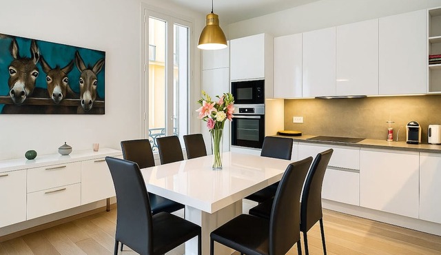 Spacious and stylish 3-bedroom apartment just steps from Monaco. Ideally located in the center of Beausoleil, it features contemporary decor, a fully equipped kitchen, air conditioning, and two modern bathrooms — perfect for a comfortable stay