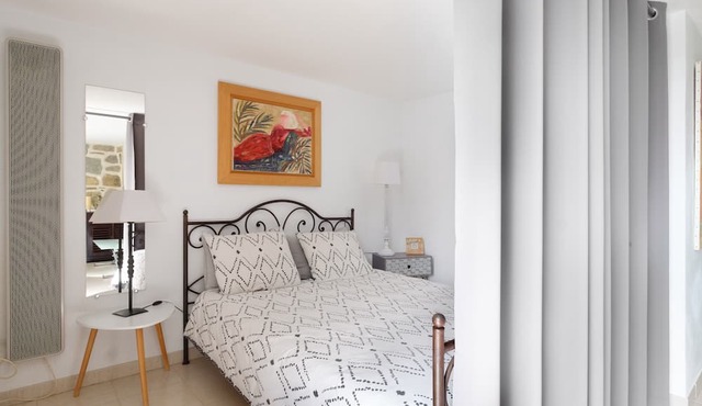 Studio Apartment 'Rez-de-villa Avec Piscine' with Sea View, Shared Pool and Wi-Fi