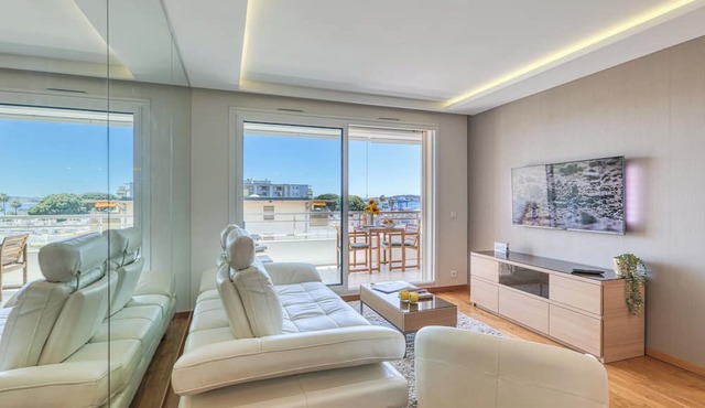 Apt sea view with swimming pool, Golfe-Juan, France