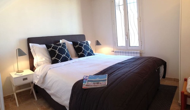 RENOVATED Charming 3 bd apartment w. outdoor terrace in old town of Antibes