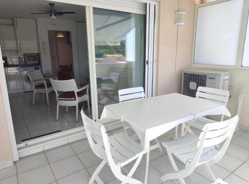 TRES BEAU STUDIO CABINE 28m2 DANS RESIDENCE DE STANDING AVEC PISCINE