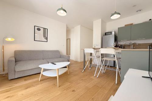 Beautiful renovated two-bedroom apartment - Villeurbanne